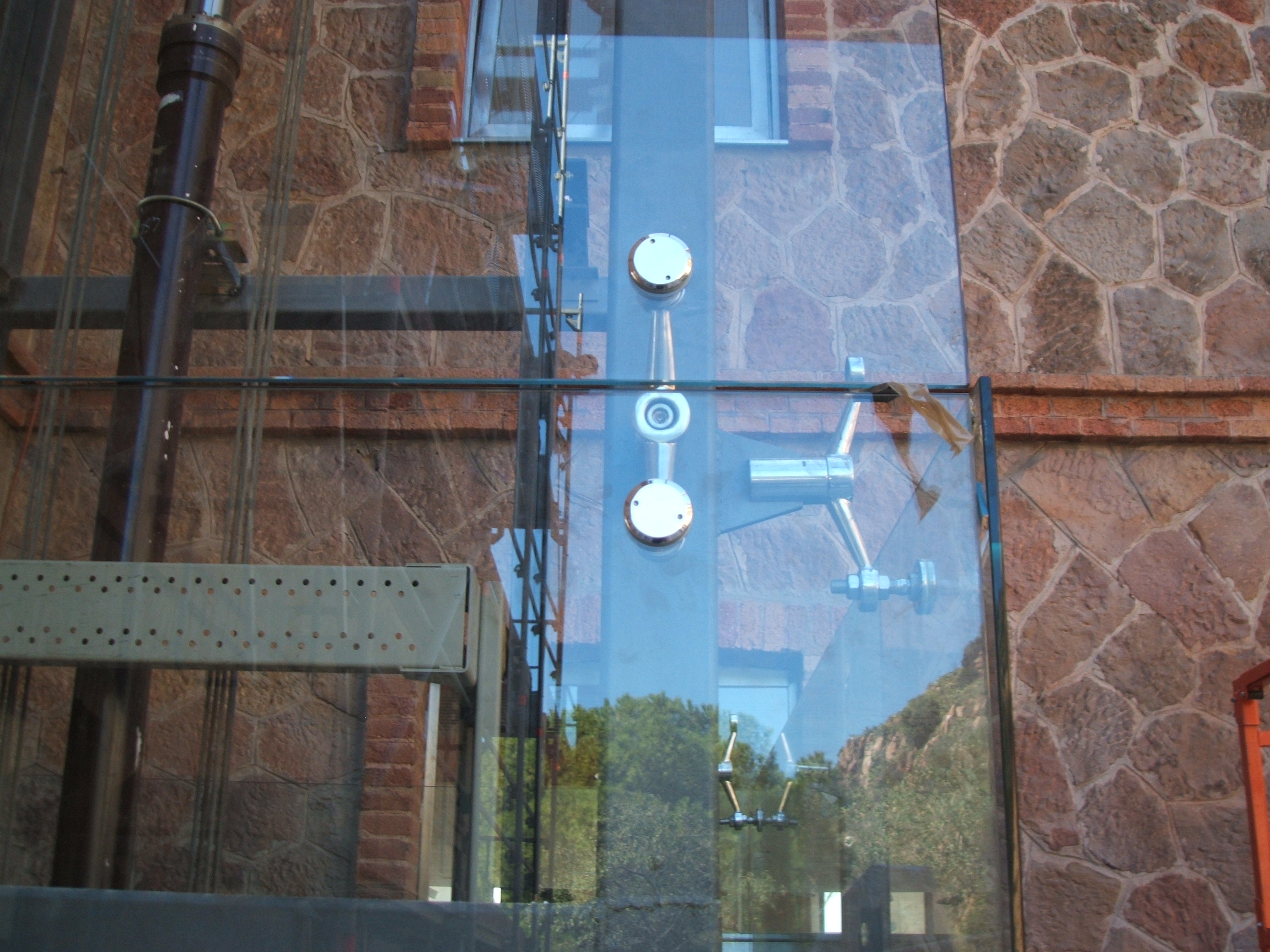 Fabricación e instalación de carpinteria metálica técnica de forma de punto para exteriores en un edificio modernista Fabricación e instalación de carpinteria metálica técnica de forma de punto para exteriores en un edificio modernista