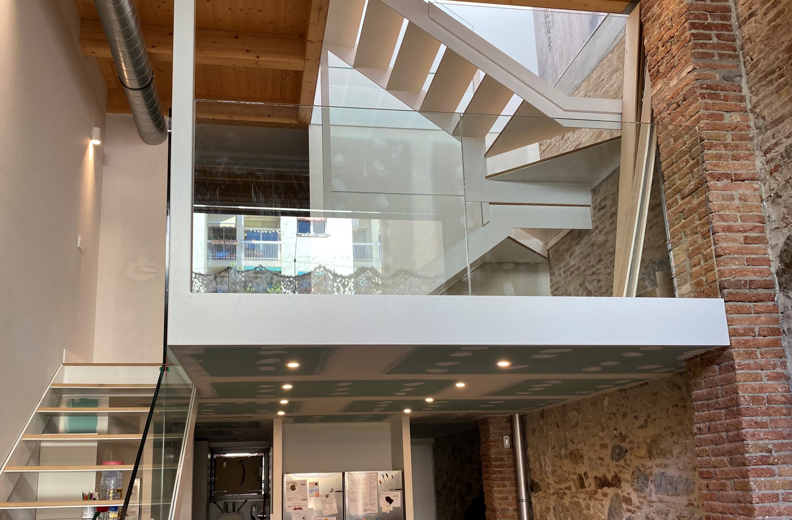Sabinox - Estructura escalera vidrio vivenda residencial